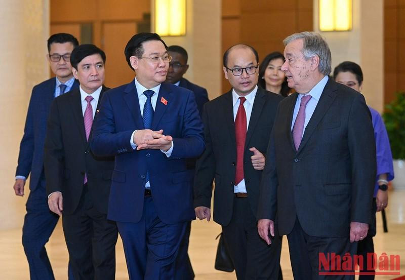 El presidente legislativo de Vietnam presenta sobre el Palacio Parlamentario.